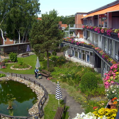 Bild vergrößern: Garten mit Balkonblumen