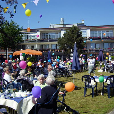 Bild vergrößern: Sommerfest mit bunten Luftballons