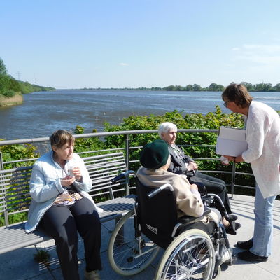 Bild vergrößern: Bewohnerrunde mit Blick auf die Elbe